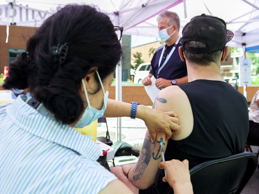 Turista de Nova York é vacinado contra a monkeypox em uma clínica ao ar livre em Montreal, no Canadá, no sábado (23). — Foto: Graham Hughes/The Canadian Press via AP