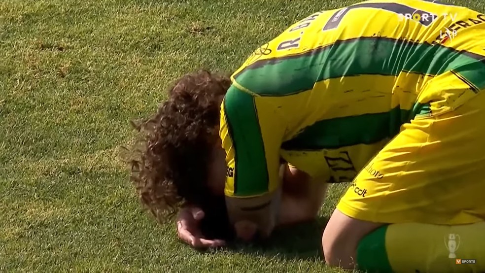 Rafael Barbosa chora após o fim da partida e confirmação do rebaixamento do Tondela — Foto: Reprodução/Sport TV Portugal