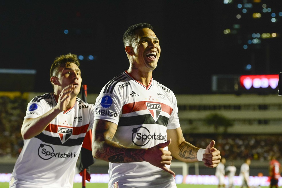 Luciano festeja gol pelo São Paulo: o único momento em que time e torcida estiveram em sintonia — Foto: Staff Images / CONMEBOL