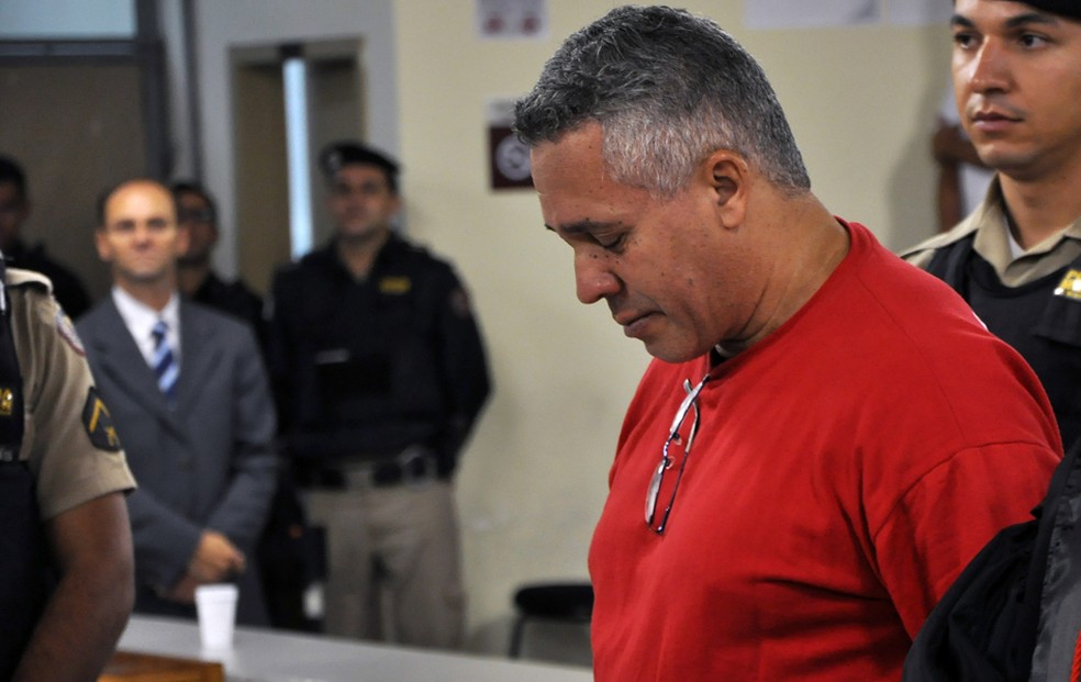 Bola abaixa a cabeça durante leitura da sentença de sua condenação pelo caso Eliza Samudio, em 2013 — Foto: Renata Caldeira/ Tribunal de Justiça de Minas Gerais