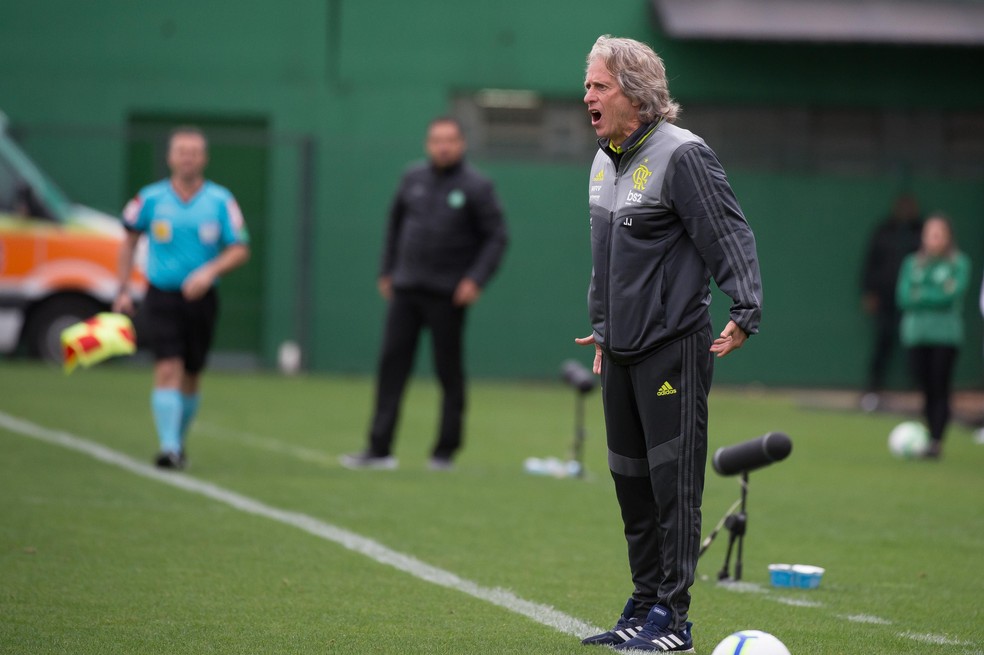 O inquieto: Jorge Jesus esbraveja na Arena Condá: estilo de "jogar junto" com a equipe — Foto: Alexandre Vidal/Flamengo