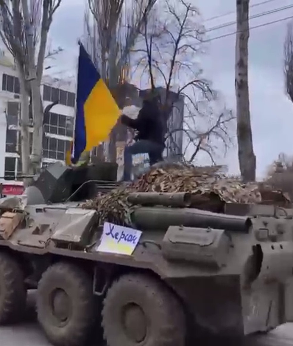 Ucraniano sobe em tanque de guerra russo na cidade de Kherson. Região foi a mais reconquistada até agora, diz Kiev.  — Foto: Ewerton Florêncio/Divulgação
