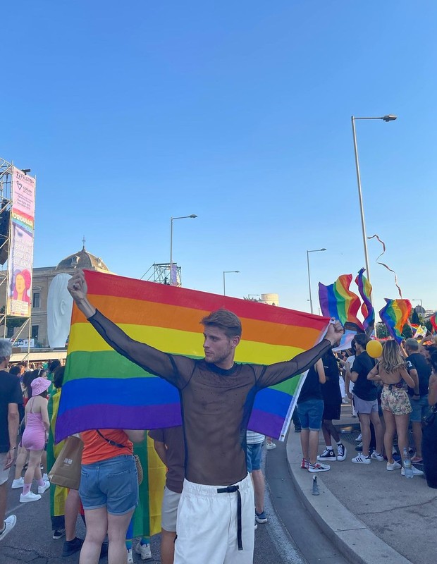 Daniel Lenhardt na parada LGBTQIA+ de Madrid (Foto: Reprodução/Instagram)