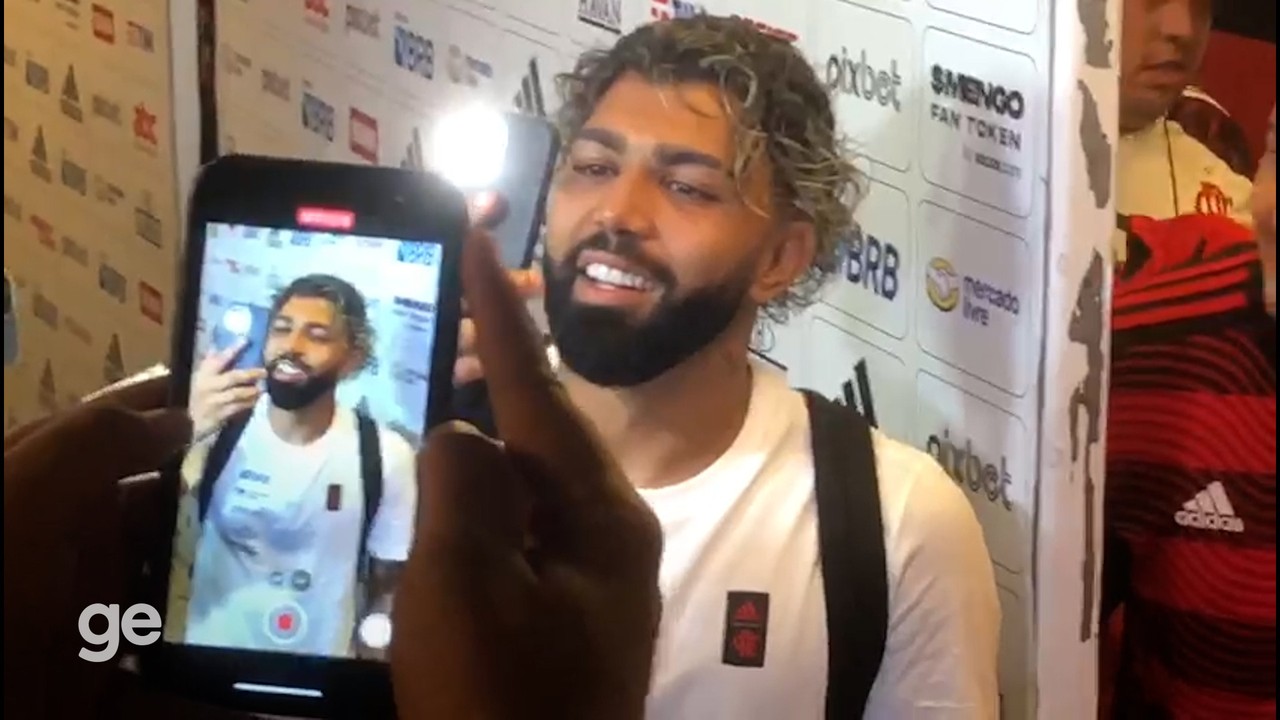 Gabigol fala com Zico pelo celular do neto do Galinho
