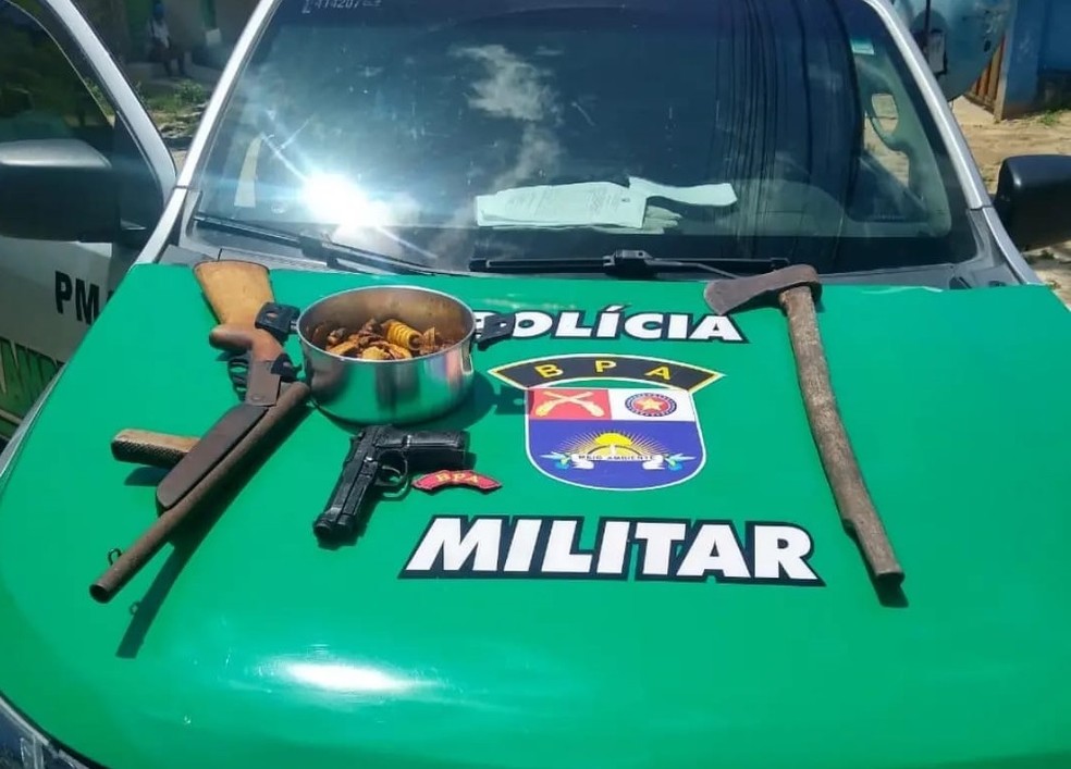 Carne de tatu e armas apreendidas pelo BPA e ICMBio na Barra de Santo Antônio, Alagoas — Foto: BPA