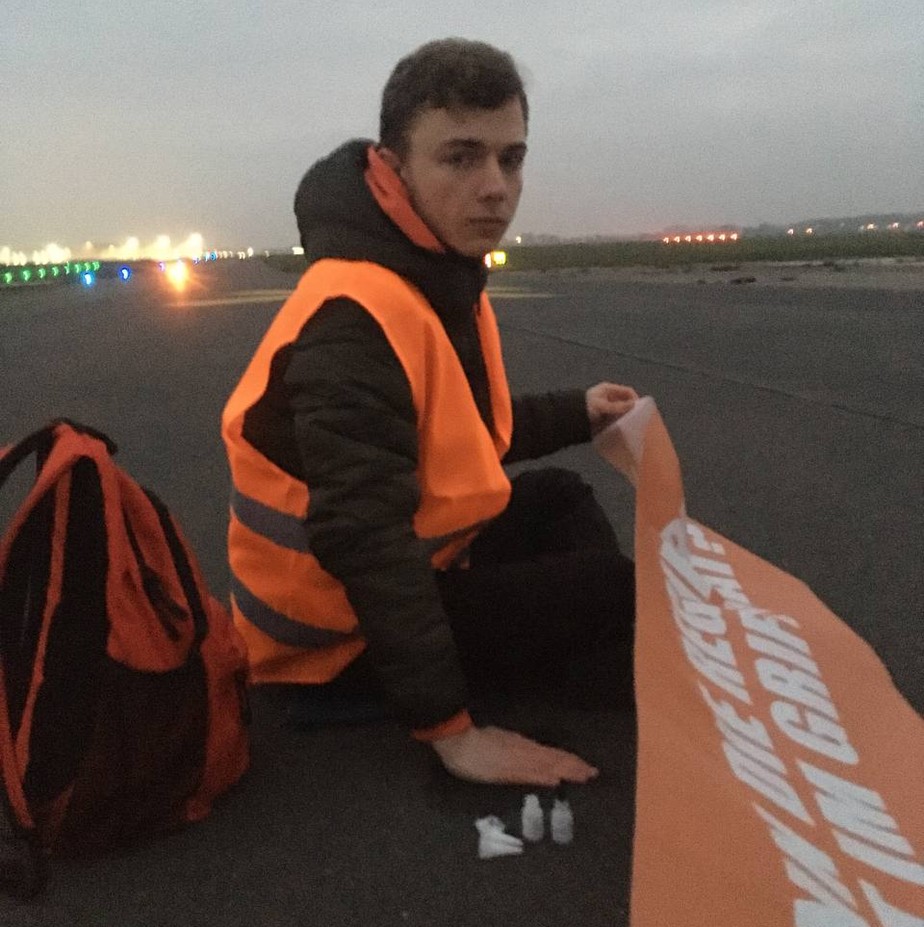 Ativista cola mão no asfalto da pista do aeroporto de Berlim