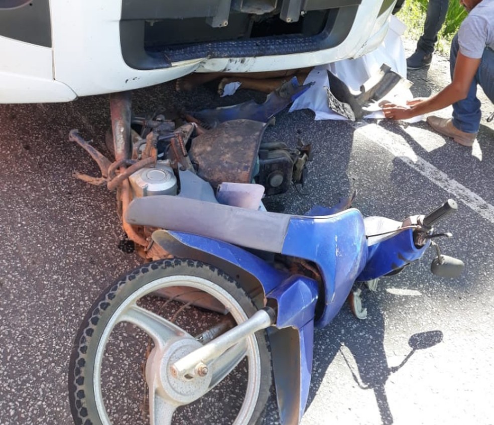 Acidente entre carreta e moto deixa um morto no sul da Bahia. — Foto: Arquivo pessoal