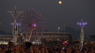 Público assisto ao show do Capital Inicial no Palco Mundo do Rock in Rio — Foto: Alexandre Cassiano