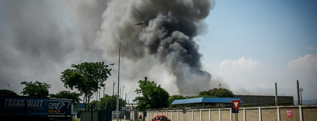 Incêndio atinge um módulo perto do terminal de cargas do RioGaleão  — Foto: Brenno Carvalho