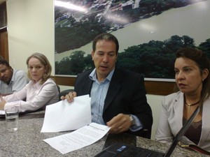 Prefeito Ruy Muniz mostrou documentos assinados entre Copasa e gestores de Montes Claros. (Foto: Valdivan Veloso/G1)