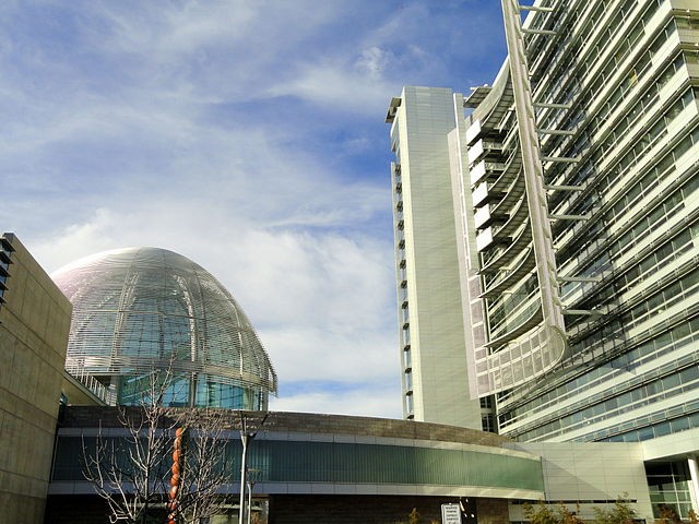  A construção é assinada por Richard Meier, arquiteto do Getty Center de LA e do Museu de Arte Contemporânea de Barcelona, e está repleto de recursos ecológicos que aproveitam a luz natural (Foto: Wikimedia Commons / Creative Commons)