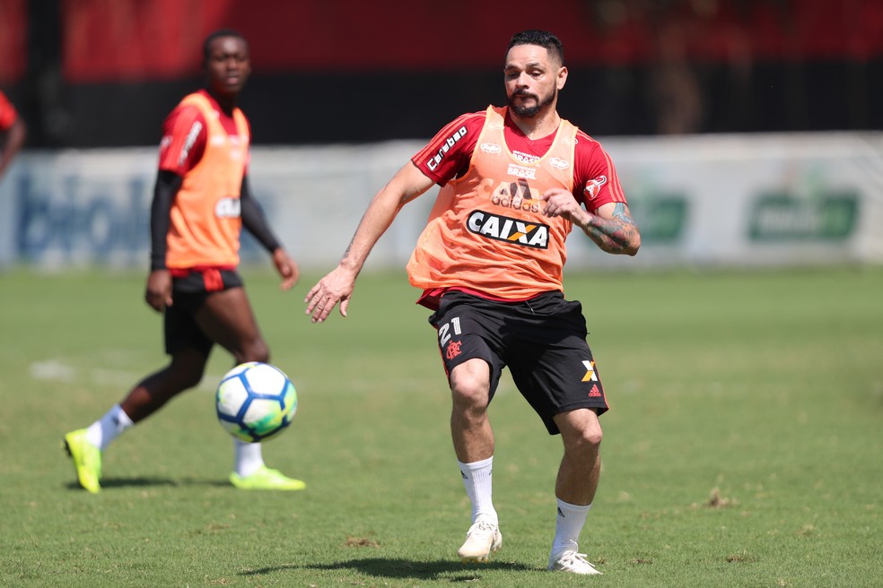 Tendência é que Pará seja improvisado na esquerda. Ele chegou a atuar neste ano na posição em alguns jogos com Carpegiani — Foto: Gilvan de Souza / Flamengo