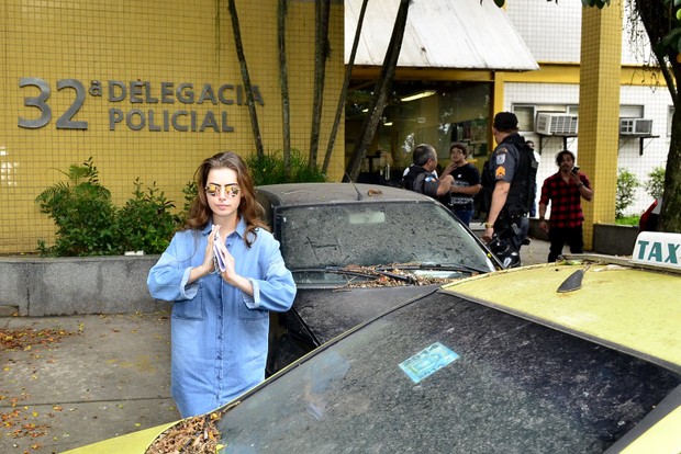 Rayanne Morais na delegacia (Foto: Roberto Teixeira / EGO)