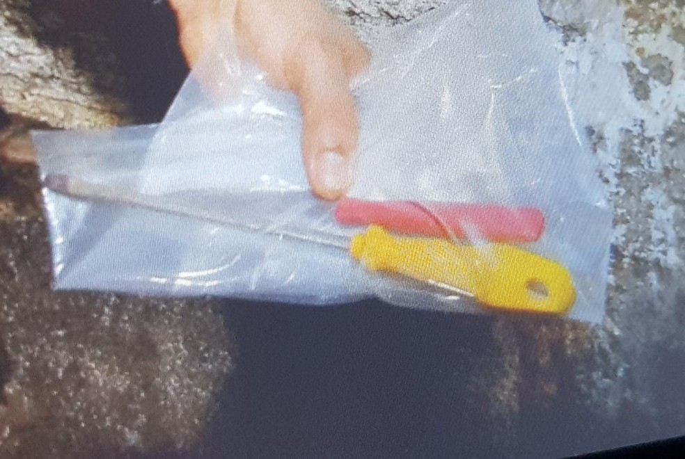 Polícia recolheu objetos que teriam sido utilizados para cometer o crime — Foto: Rafaela Duarte