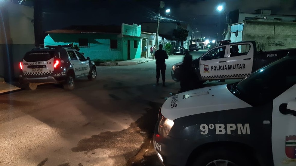 Cerco da Polícia Militar ao bairro Nordeste, em Natal, em busca de assaltantes.  — Foto: Sérgio Henrique Santos/Inter TV Cabugi