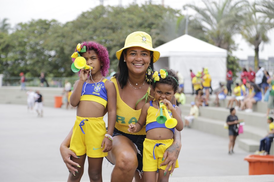 Carla Miranda e suas netas Eloá e Mirela: não abre mão do amarelo em época de Copa do Mundo
