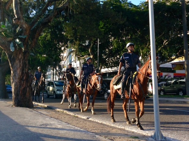 Sete policiais a cavalos passaram por volta das 16h15 no local do crime (Foto: Káthia Mello / G1)