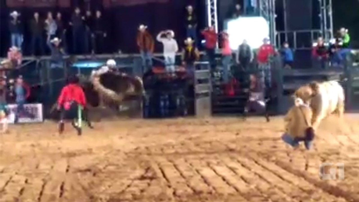 touro invade arena durante rodeio e quase ataca fotógrafo fui salvo
