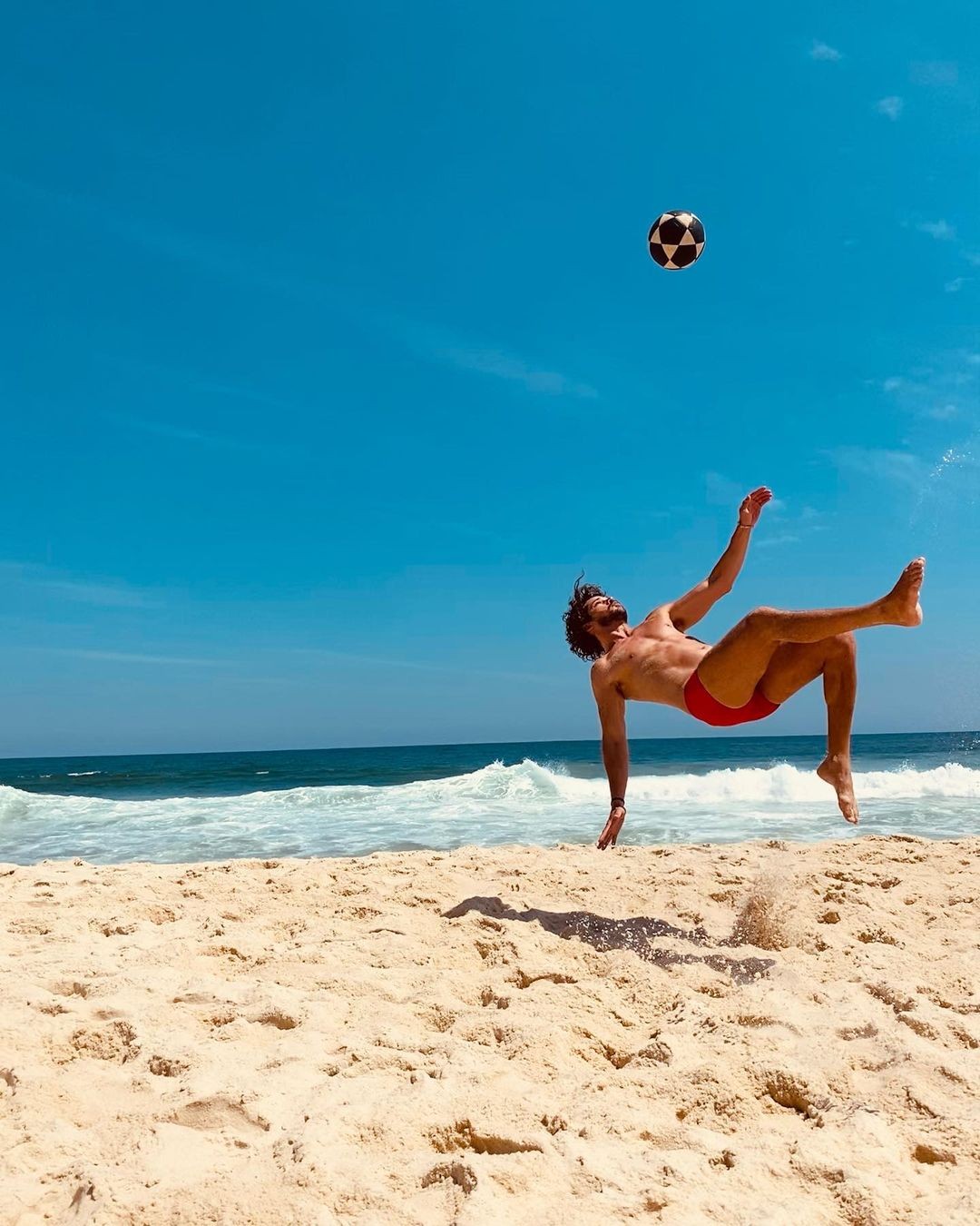 José Loreto impressiona em futebol na praia: 