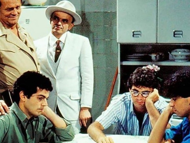 Mateus Carrieri (de óculos) em cena da novela De quina pra lua (Globo, 1985) (Foto: Reprodução/Instagram)