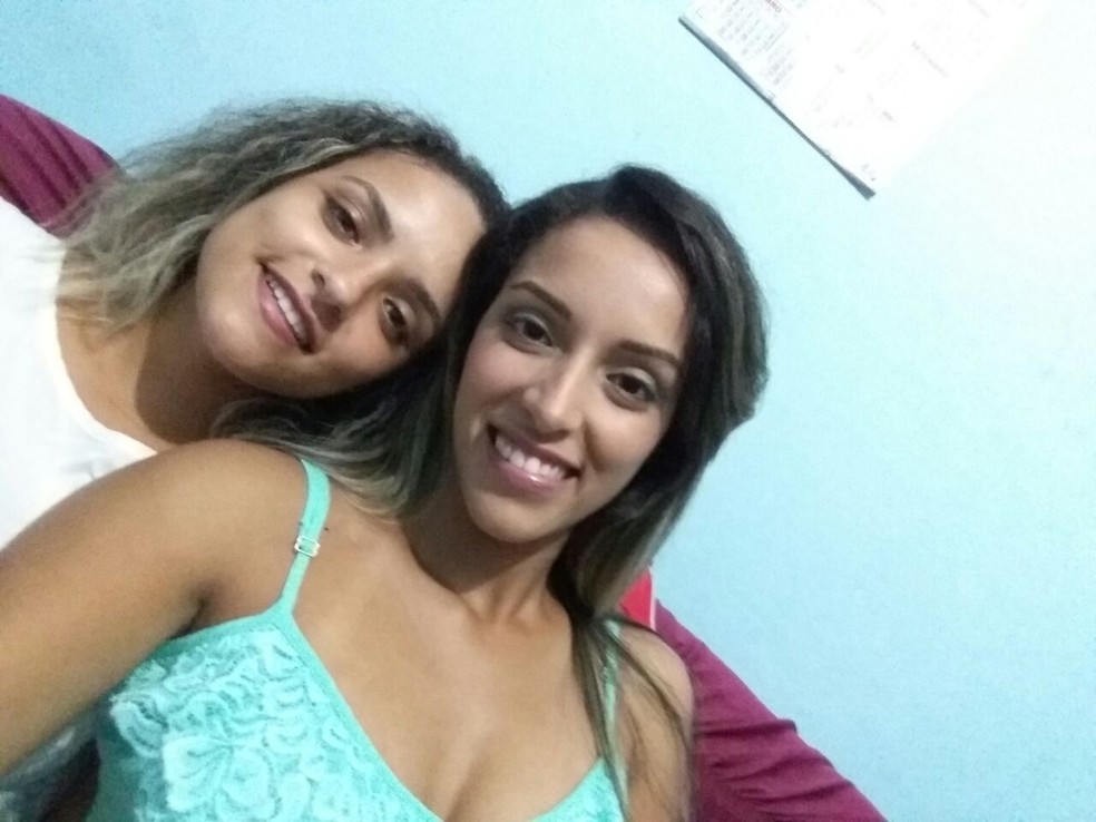 Érica e a irmã Débora em Santos, SP. (Foto: Arquivo Pessoal)