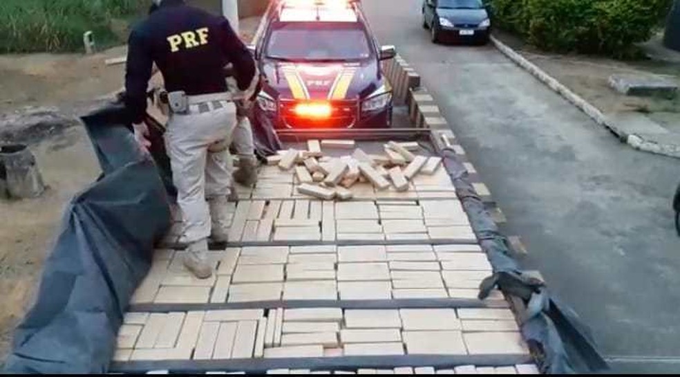 Homem Ã© preso com mais de meia tonelada de maconha em caminhÃ£o com documentos irregulares â€” Foto: DivulgaÃ§Ã£o/PRF