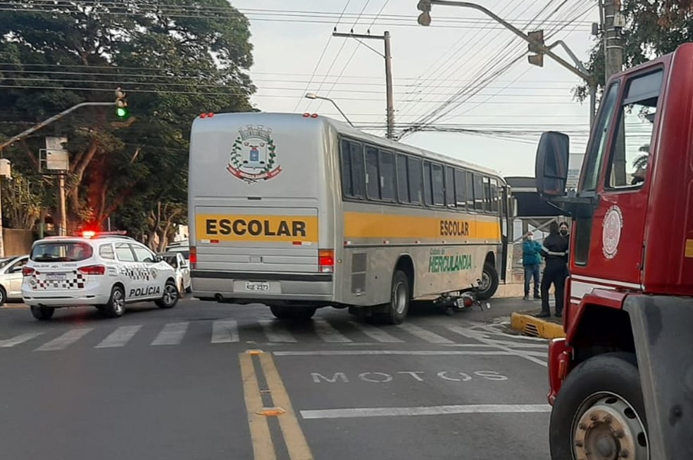 Motociclista fica ferido após sua moto parar debaixo de ônibus escolar em cruzamento de Tupã — Foto: Diego Pereira/Mais Tupã