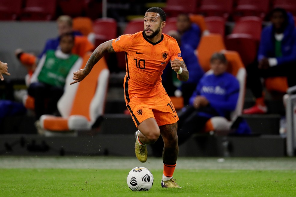 Depay vai conversar com o Lyon sobre o interesse do Barcelona