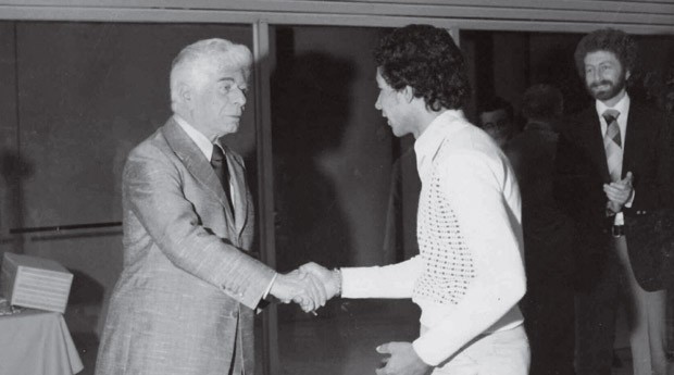 Negócios em família Abrahão Garfinkel (à esq.) e seu filho Jayme (à dir.) em 1977, no último evento do qual Abrahão participaria na Porto Seguro  (Foto: Fabiano accorsi/Editora Globo)