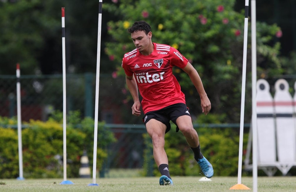 Danilo Gomes durante treino do São Paulo — Foto: Rubens Chiri / saopaulofc.net