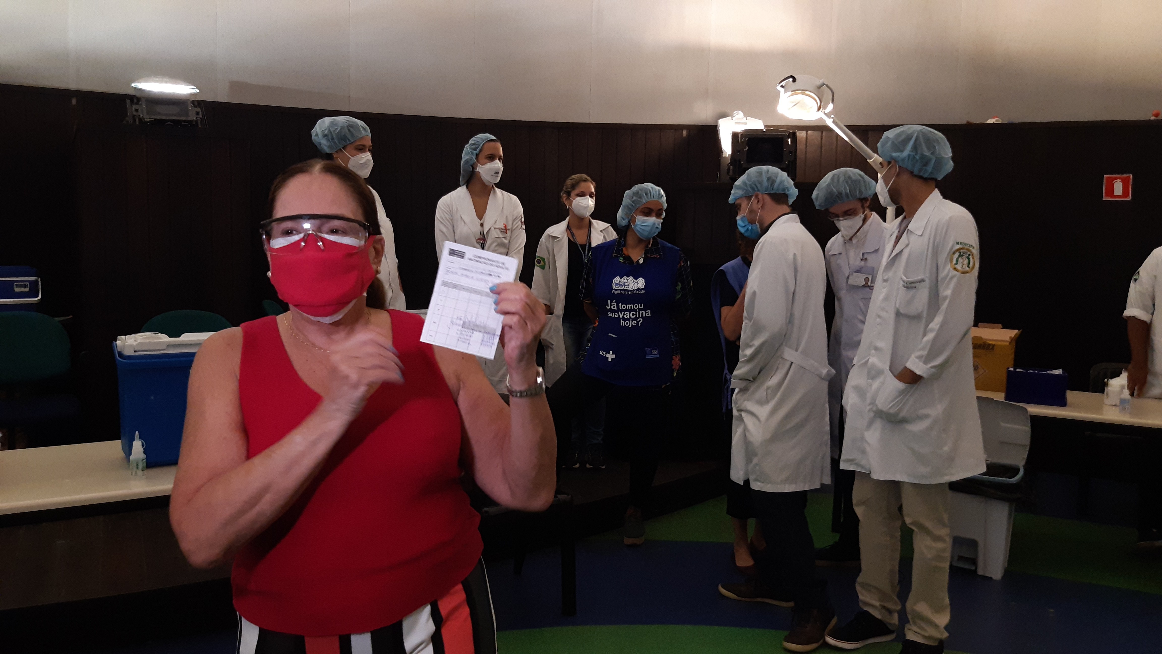 Susana Vieira é vacina no Rio (Foto: AgNews / Daniel Delmiro e Rodrigo Adão)