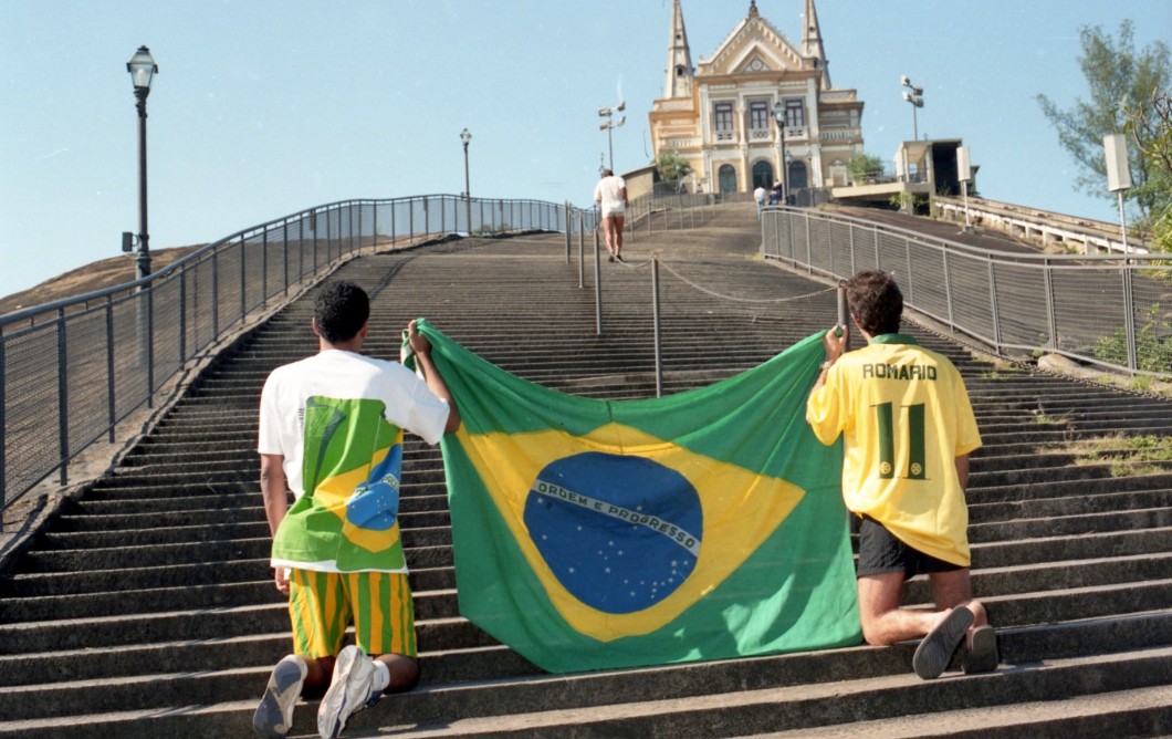 Torcedores sobem de joelhos a escadaria da Igreja da Penha, após o Tetra