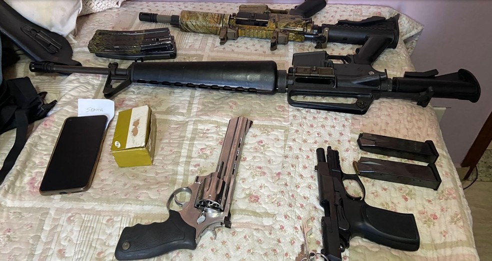 Armas foram apreendidas em operação do Baep em Jaguariúna — Foto: Reprodução/EPTV