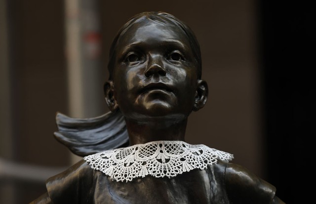 NEW YORK, NEW YORK - SEPTEMBER 21: Wall Street’s “Fearless Girl” statue wears a lace collar in memory of the late Supreme Court Justice Ruth Bader Ginsburg on September 21, 2020 in New York City. As parts of Europe prepare for another lockdown due to a re (Foto: Getty Images)