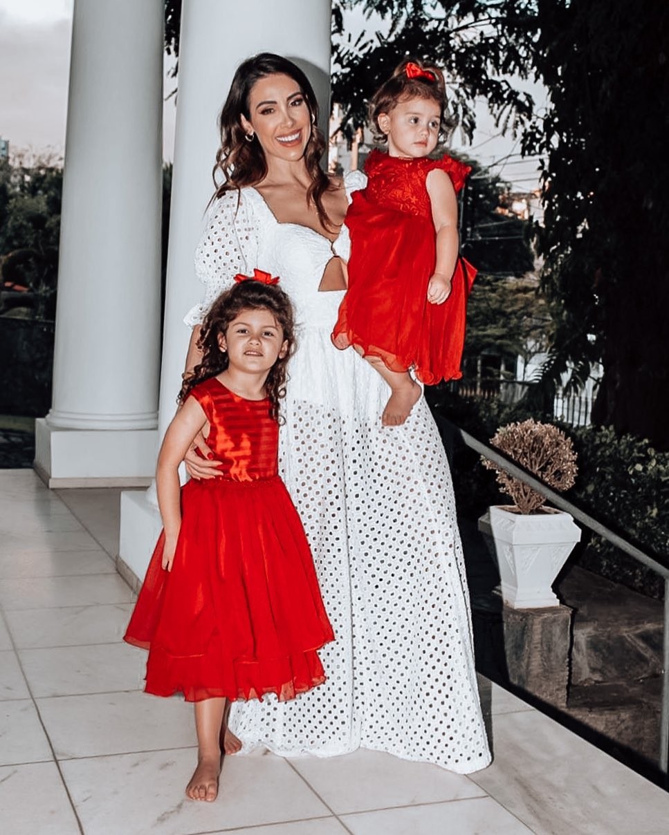Bella Falconi e as filhas, Vicky e Stella (Foto: Reprodução/Instagram)