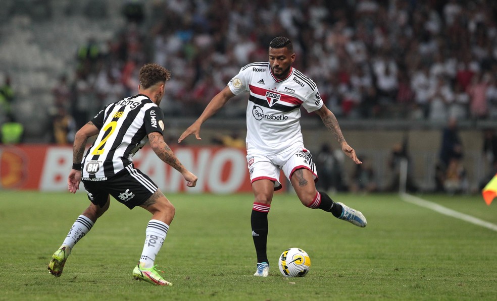 Reinaldo se machucou com apenas 10 minutos de partida no Mineirão — Foto: Rubens Chiri/Saopaulofc.net