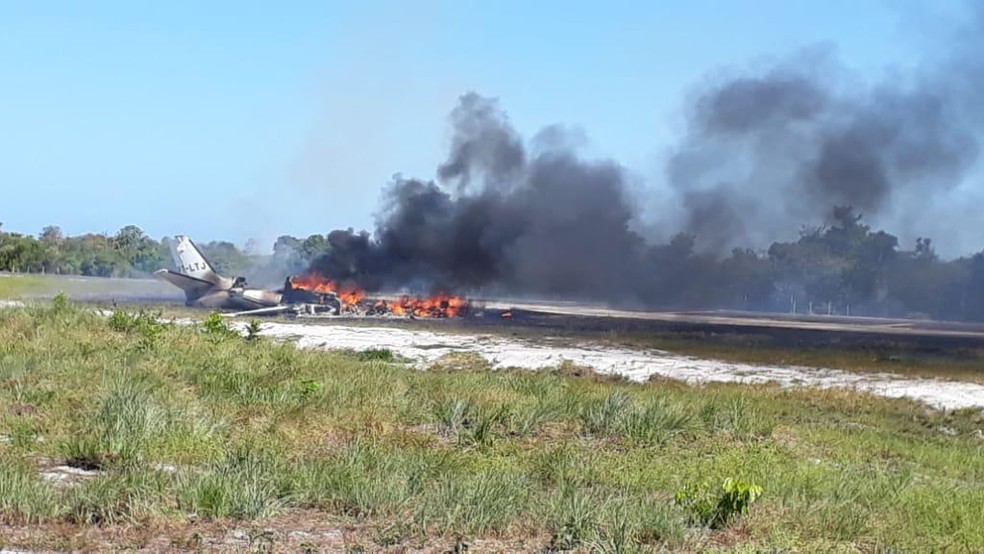 Aeronave cai durante pouso em pista de resort e pega fogo na Bahia — Foto: Dudu Face/Camamu Noticias