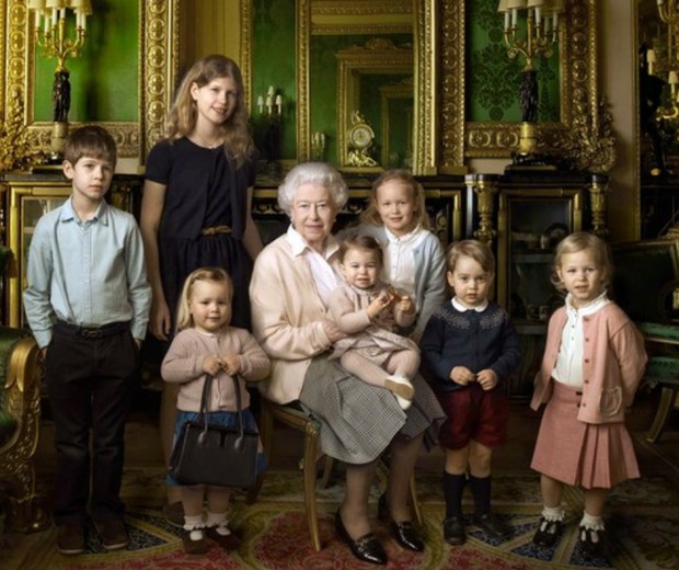 No aniversário da  avó, a rainha Elizabeth II, príncipe George já usava o cardigã azul marinho (Foto: Reprodução Instagram)
