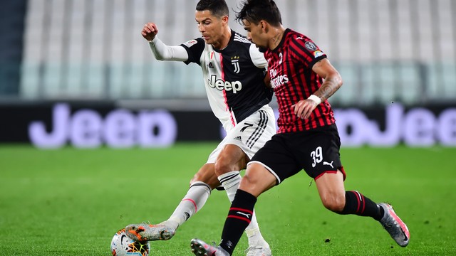 Lucas Paquetá tenta marcar Cristiano Ronaldo: português errou pênalti, e brasileiro voltou a ser titular no Milan