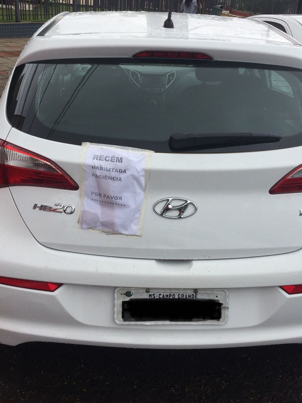 Irmãs tiveram a ideia de colocar bilhete em carro após xingamentos de outros motoristas em MS — Foto: Graziela Rezende/G1 MS