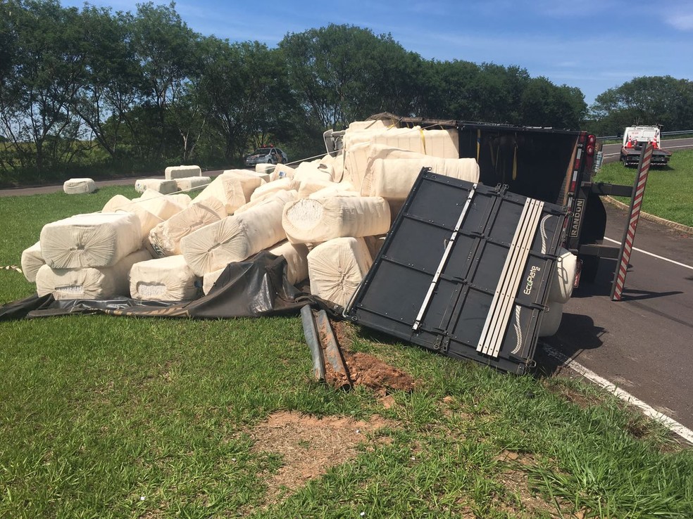 Carreta com algodão tombou em Álvares Machado (Foto: Valmir Custódio/G1)