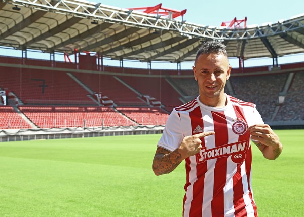 Rafinha E Apresentado No Olympiacos E Mira 46 Titulo Para Maior E Atual Campeao Grego Futebol Internacional Ge