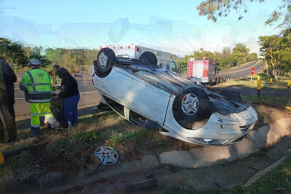 Acidente foi na tarde deste domingo (13), na SP-270 — Foto: Cart