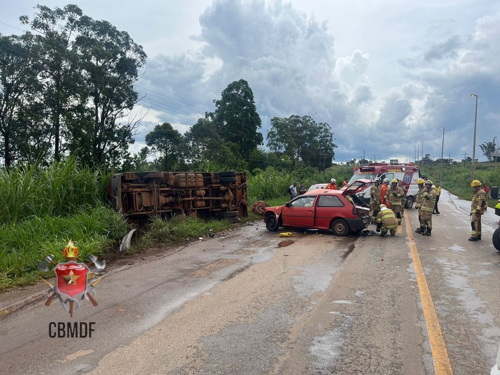 CBMDF socorre vítimas de acidente entre carro e caminhão, na DF-080 — Foto: CBMDF/Divulgação