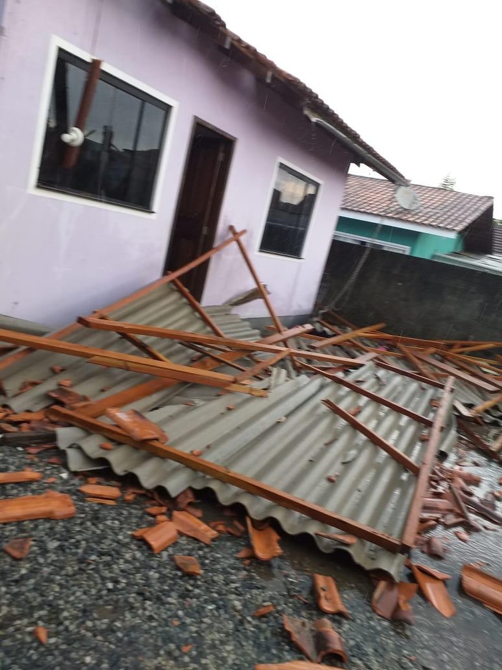 Joinville registra destelhamento em tempestade no final da tarde desta quinta-feira (17) — Foto: Defesa Civil/Divulgação
