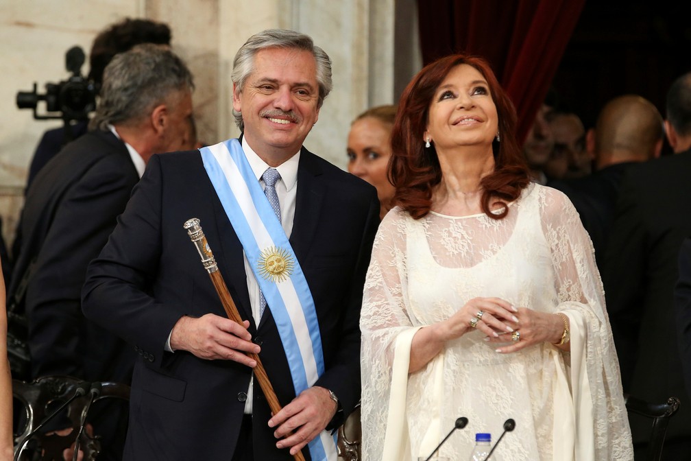 O novo presidente da Argentina, Alberto Fernández, tomou posse nesta terça-feira (10) ao lado da vice, Cristina Kirchner, em Buenos Aires. — Foto: Agustin Marcarian/Reuters