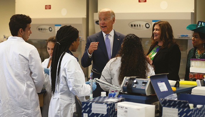 Uma das apostas é que Joe Biden deve acabar com o isolacionismo científico adotado por Donald Trump (Foto: Joe Raedle / Equipe / Gettyimages)