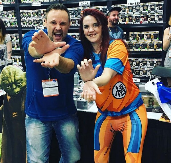 O ator e dublador canadense Kirby Morrow com uma fã de seu trabalho em Dragon Ball Z (Foto: Instagram)