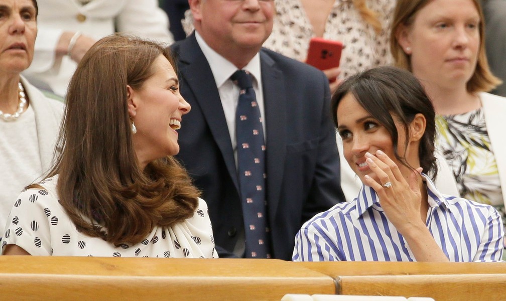 Kate Middleton e Meghan Markle, as mulheres dos príncipes britânicos William e Harry, assistem à final feminina de tênis em Wimbledon, na Inglaterra — Foto: Tim Ireland/AP