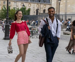 Lily Collins (Emily) e Lucien Laviscount (Alfie) na segunda temporada de 'Emily em Paris' | Stéphanie Branchu/Netflix